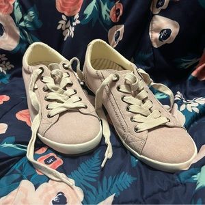 Taos Footwear Women's Blush Sneakers with Cream Laces